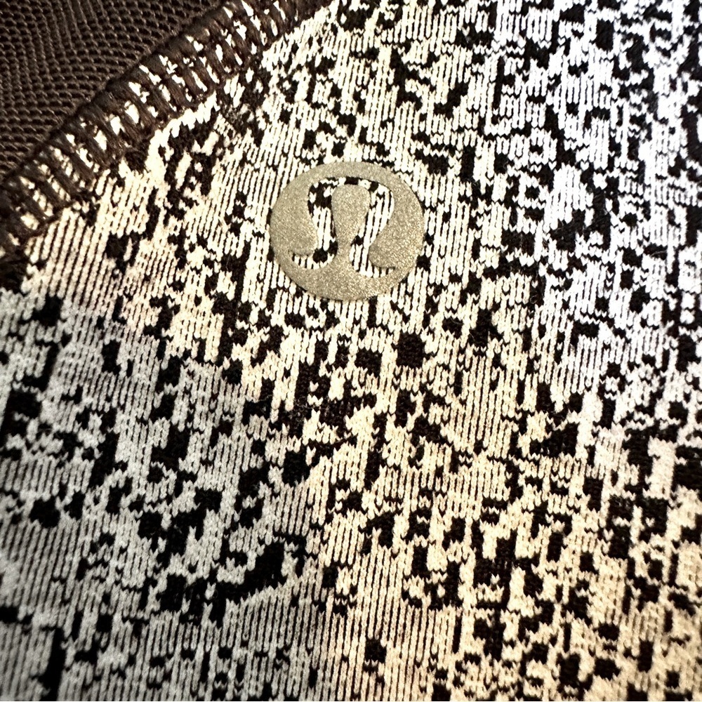 Lululemon Reflective Speed Tight Leggings Size 10 Black/White Pixel Print - Picture 13 of 16